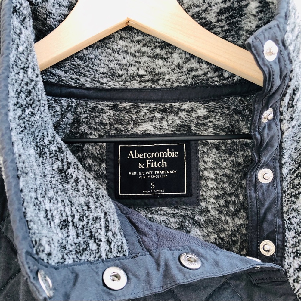 Abercrombie&Fitch• Snap neck Sherpa Sweatshirt • S - Picture 3 of 9